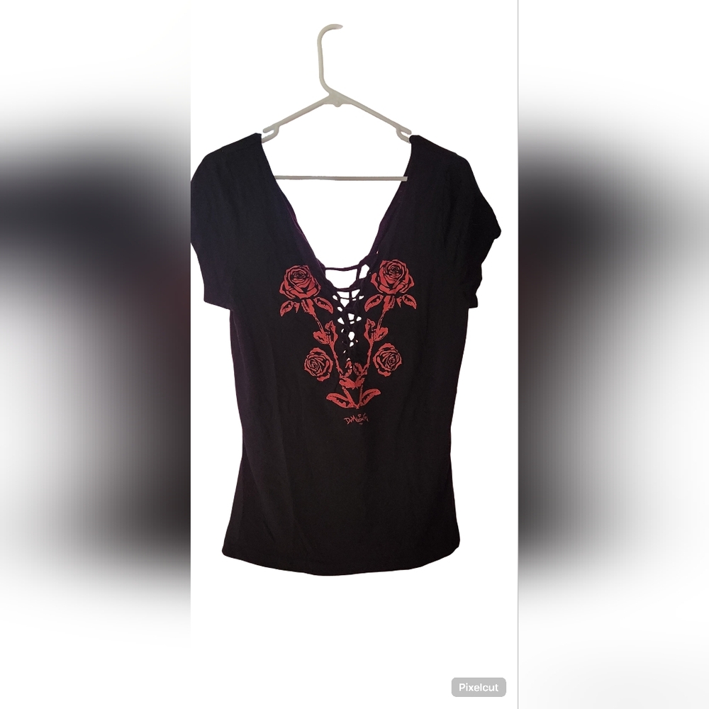 Daisy Black Tee with Red Rose Design